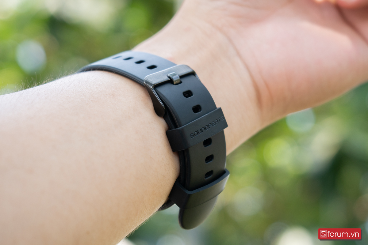 SoundPEATS Watch 4 có phần dây đeo khá mềm mại