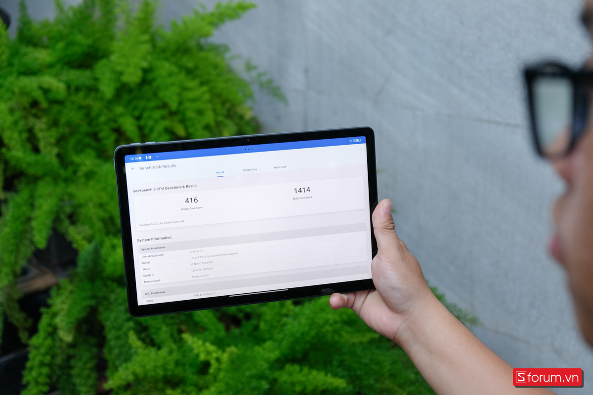 Ở bài test hiệu năng thông qua Geekbech 6, mẫu máy này cho ra điểm đơn nhân 416 và điểm đa nhân là 1414