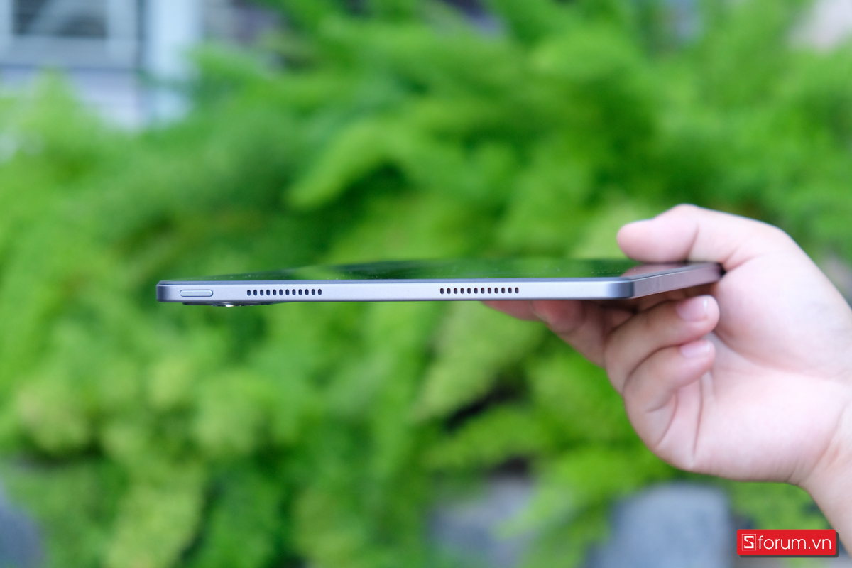 Đặc biệt, khi trên tay Lenovo Tab M11 mình còn thấy 2 loa trên và 2 loa dưới khi kết hợp cùng công nghệ âm thanh Dolby Atmos