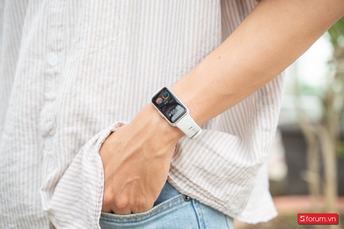 Huawei Band 9 có thiết kế nhỏ gọn với độ dày 8.99mm cùng khối lượng 14g