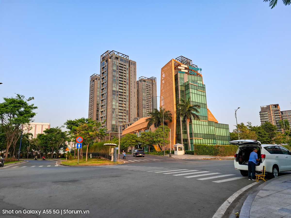 Hay ở một góc chụp khác tòa nhà Empire City được thể hiện một cách đầy đủ chi tiết qua ống kính camera Galaxy A55 5G