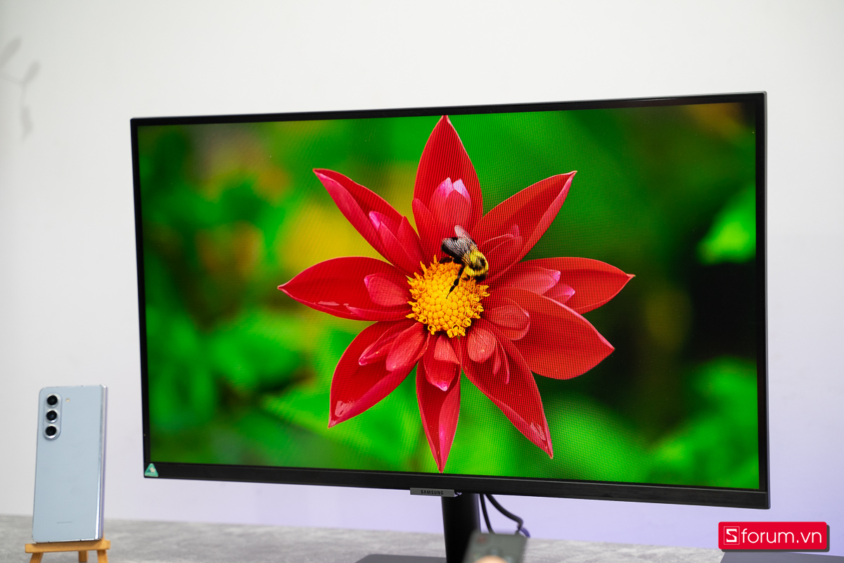 Kích thước 27 inch trên độ phân giải FullHD mang trải nghiệm không quá rỗ như mình nghĩ