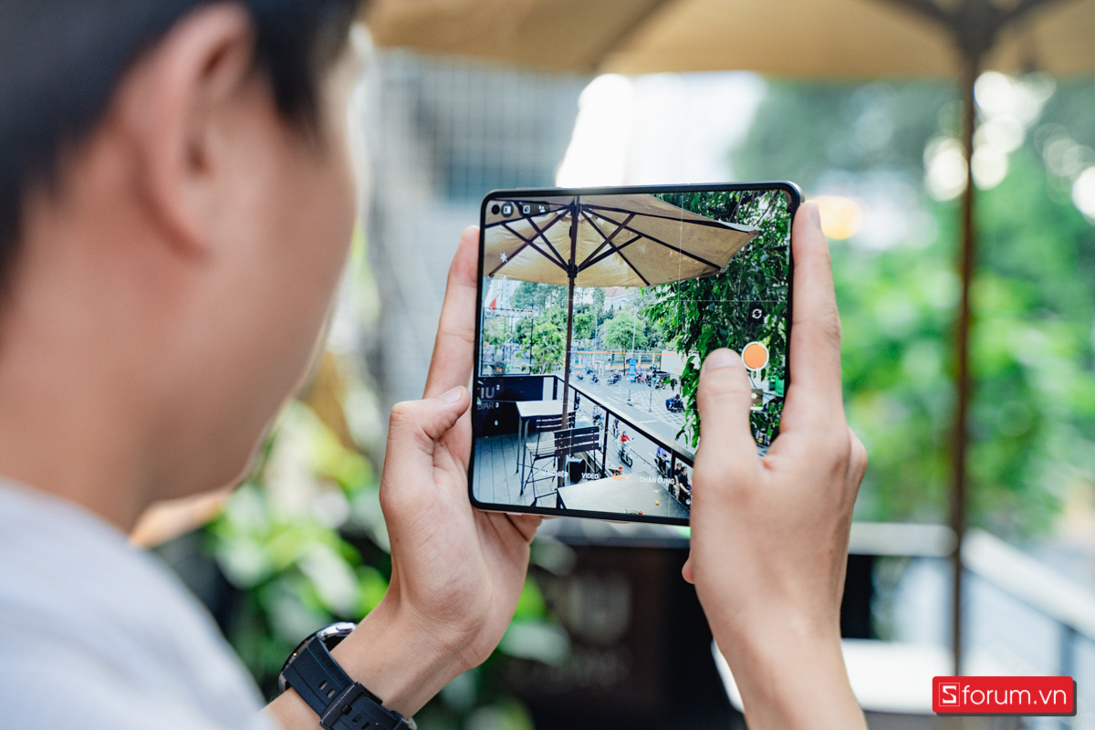 Ngoài thiết kế, điện thoại cũng gây dấu khi được trang bị con chip Snapdragon 8 Gen 2, có hai màn hình OLED