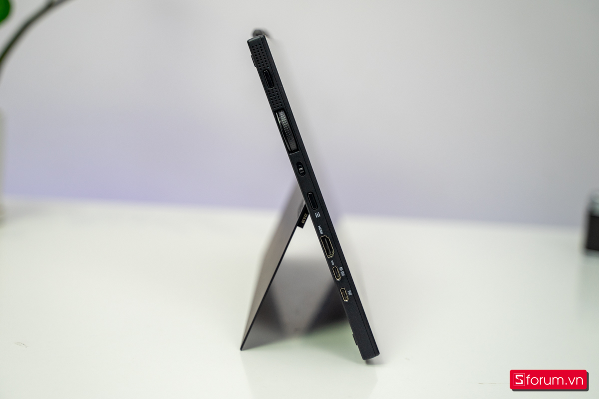 Asus ProArt có mọi cổng kết nối và nút bấm nằm ở cạnh viền bên trái
