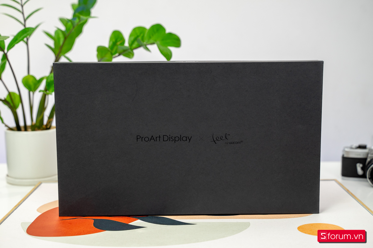Vỏ hộp của màn hình Asus ProArt vô cùng sang trọng và cao cấp