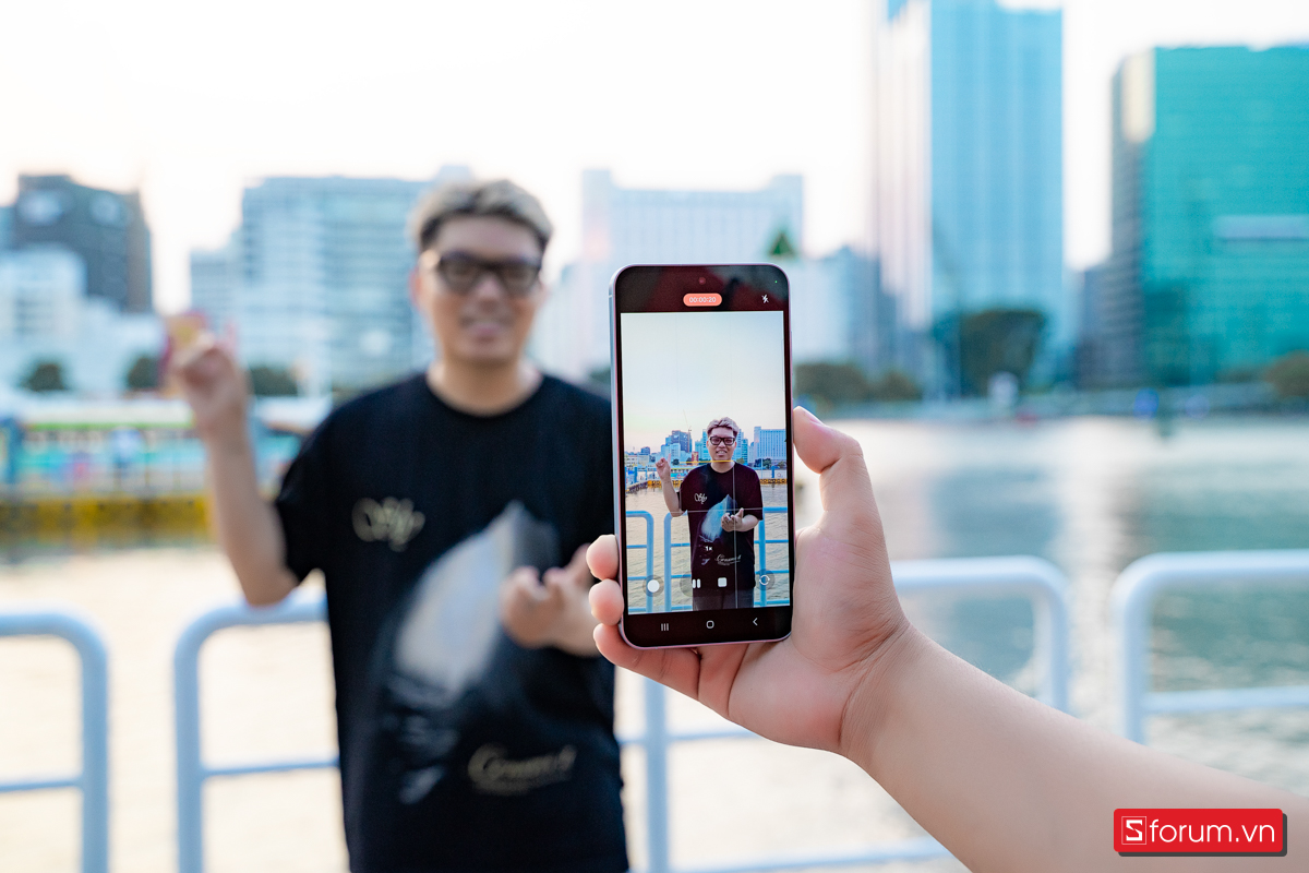 Galaxy A55 5G với hệ thống camera chất lượng sẽ giúp bạn có những video review chân thực