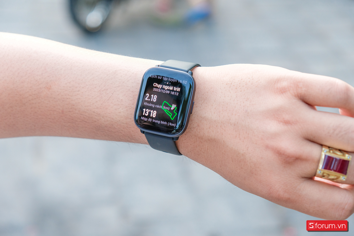 Một trong những tiêu chí đầu tiên khi lựa chọn smartwatch tập thể thao chính là các tính năng công nghệ