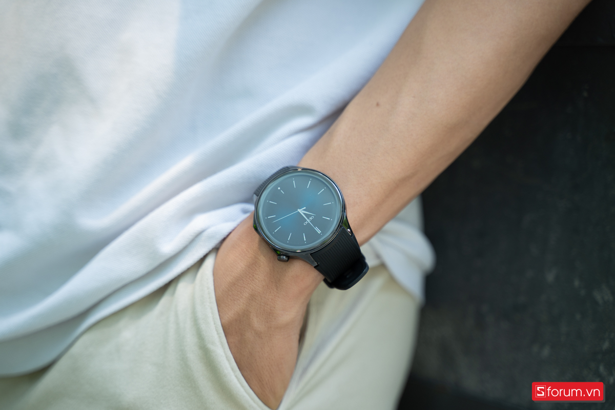Đeo OPPO Watch X trên tay rất nhẹ không quá nặng 