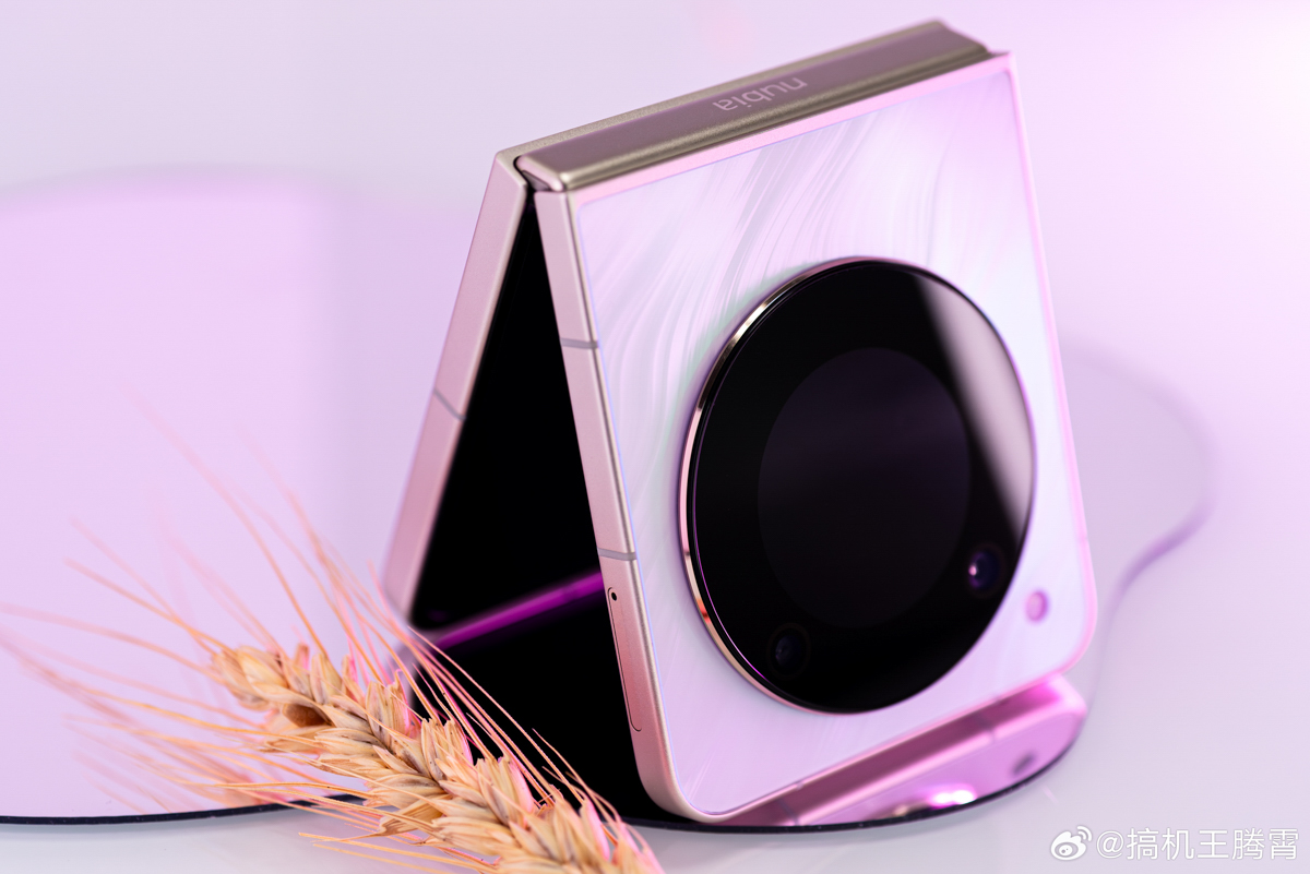 Mặt lưng của Nubia Flip
