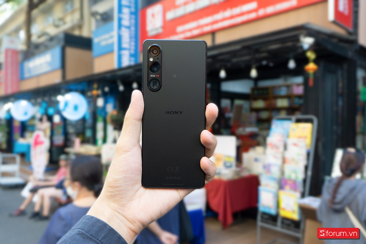 Ấn tượng đầu tiên khi mình cầm nắm trực tiếp em Sony Xperia 1 V là máy khá gọn nhẹ, với tỉ lệ màn hình là 21:9