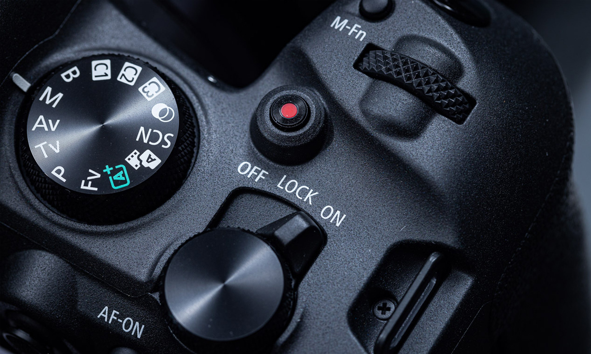 Máy ảnh cung cấp nhiều khả năng tùy chỉnh sâu hơn. như độ mở khẩu độ, và độ nhạy sáng (ISO